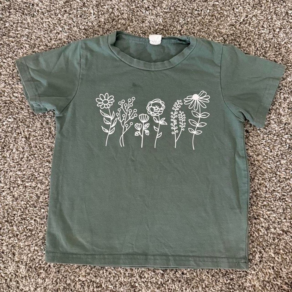 SHEIN Girls Sage Green Floral Graphic Short Sleeve T-Shirt Size 5Y Tee Shirt